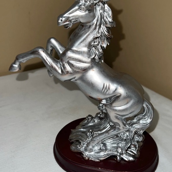 Beautiful Running Hours Statue Home Devore - Picture 8 of 11